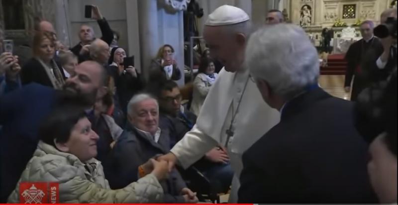 Papa Francisc în România. Motivul pentru care refuză să-i fie sărutat inelul papal