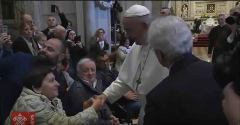 Papa Francisc în România. Motivul pentru care refuză să-i fie sărutat inelul papal