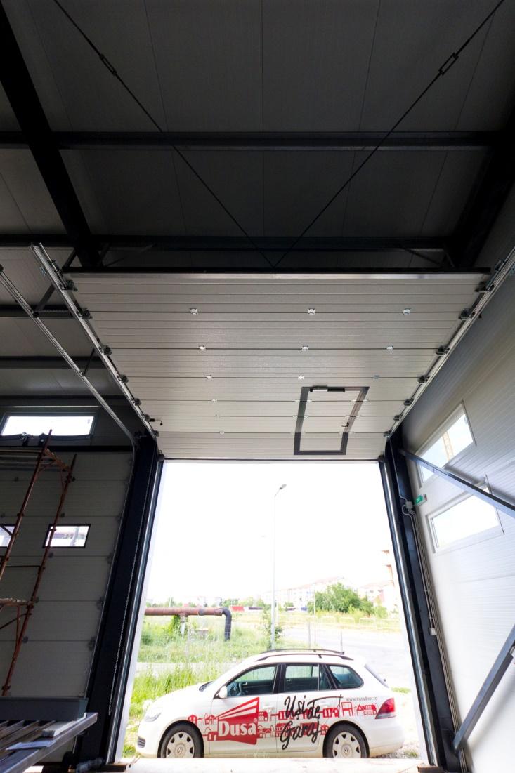 Ușile industriale secționale de la Dusadoor - soluția pentru o închidere sigură a spațiilor