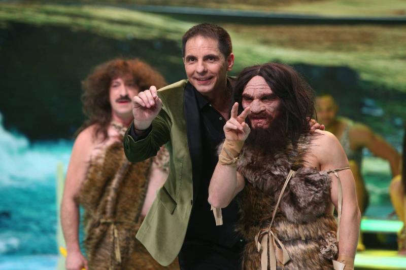 Ce chinuri îndură vedetele de la „Scena misterelor”, în cabina de machiaj! „I-am turnat o substanță fierbinte pe cap. Trei ore nu a văzut, nu a auzit și nu a respirat pe nas”