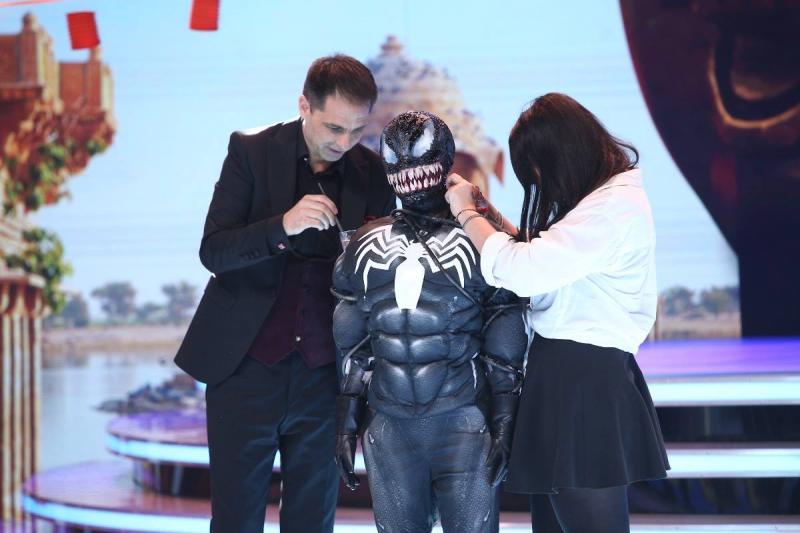 Ce chinuri îndură vedetele de la „Scena misterelor”, în cabina de machiaj! „I-am turnat o substanță fierbinte pe cap. Trei ore nu a văzut, nu a auzit și nu a respirat pe nas”