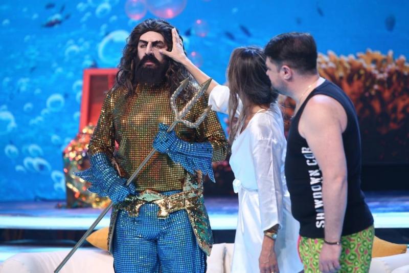 Ce chinuri îndură vedetele de la „Scena misterelor”, în cabina de machiaj! „I-am turnat o substanță fierbinte pe cap. Trei ore nu a văzut, nu a auzit și nu a respirat pe nas”