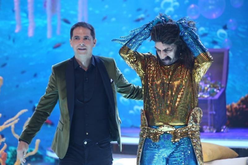 Ce chinuri îndură vedetele de la „Scena misterelor”, în cabina de machiaj! „I-am turnat o substanță fierbinte pe cap. Trei ore nu a văzut, nu a auzit și nu a respirat pe nas”