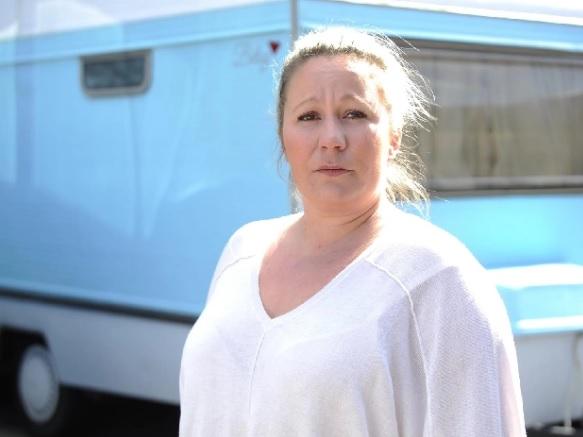 I-a oferit un adăpost unui nevoiaș, iar Primăria o amenință cu o amendă de 6.000 de euro! „Este strigător la cer, vor să îl arunce înapoi pe stradă”