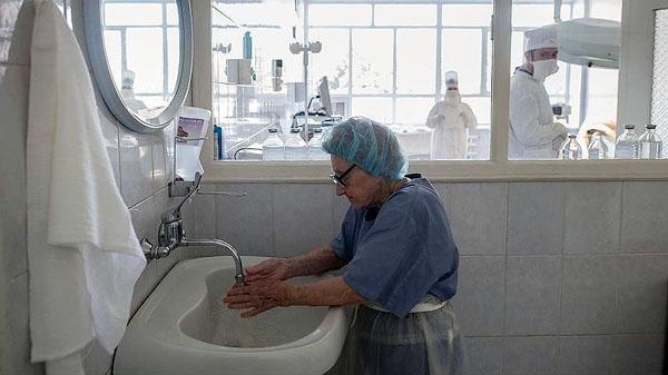 Ea este cea mai vârstnică femeie-chirurg din lume! La 91 de ani, femeia continuă să salveze vieți, realizând câte patru operații pe zi!
