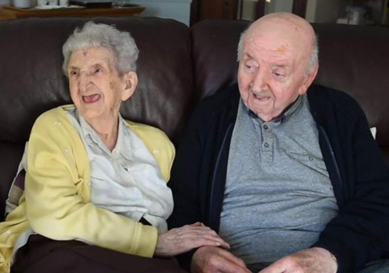 "Niciodată nu încetezi să fii mamă!" O femeie de 98 de ani s-a mutat la azilul de bătrâni unde băiatul ei de 80 de ani trăiește, pentru a avea grijă de el!