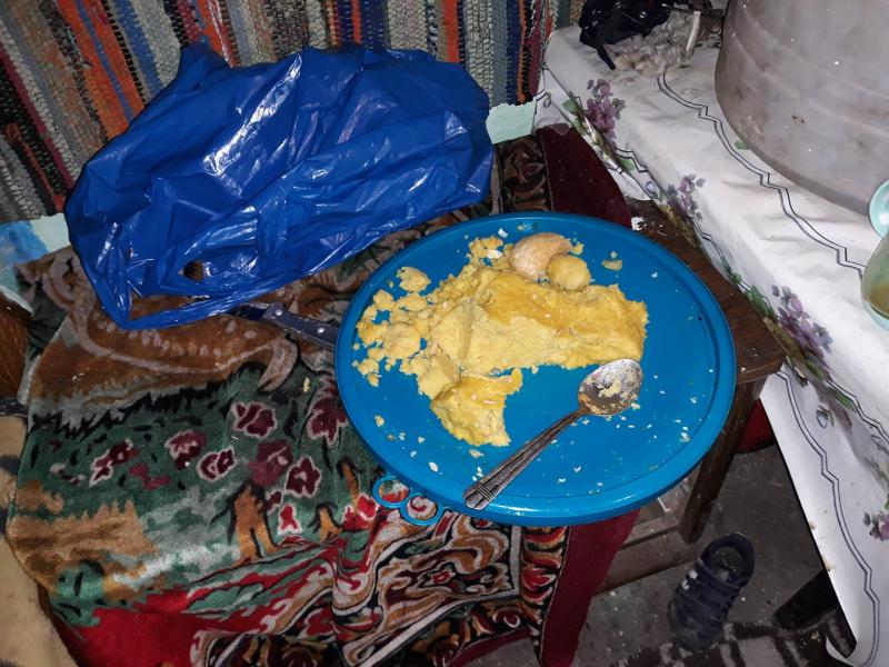 O familie cu nouă copii trăiește într-o singură cameră, în Suceava! Mănâncă mămăligă din capace (VIDEO)