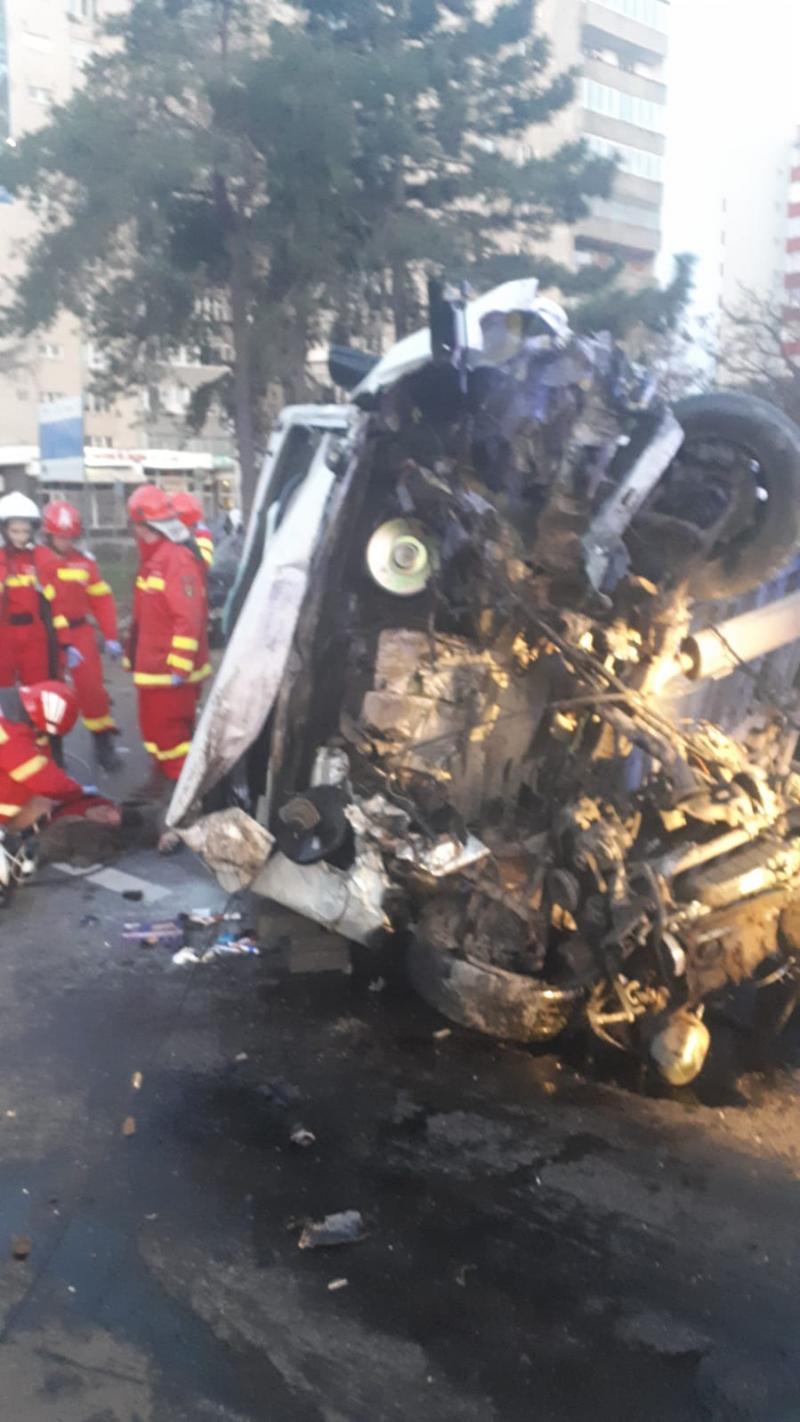 Accident fatal la Târgu-Mureș! Două persoane au murit după ce o autoutilitară și un autoturism s-au ciocnit într-un sens giratoriu