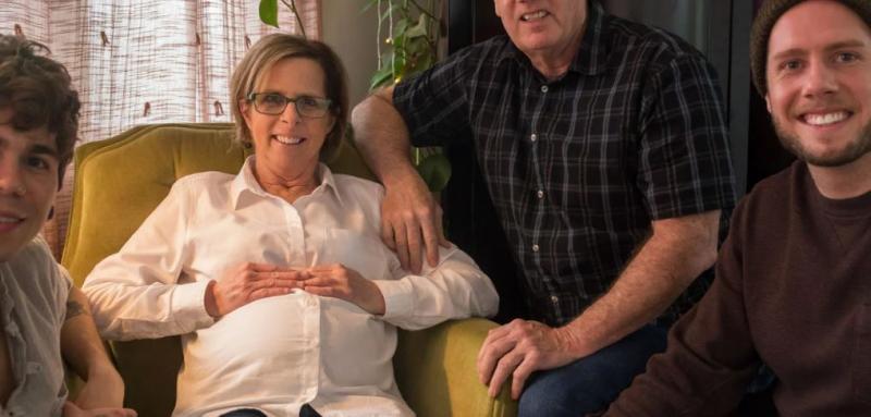 Și-a riscat viața pentru a-l vedea fericit! O femeie de 61 de ani și-a născut prima nepoată, astfel încât fiul ei gay să poată deveni tată!