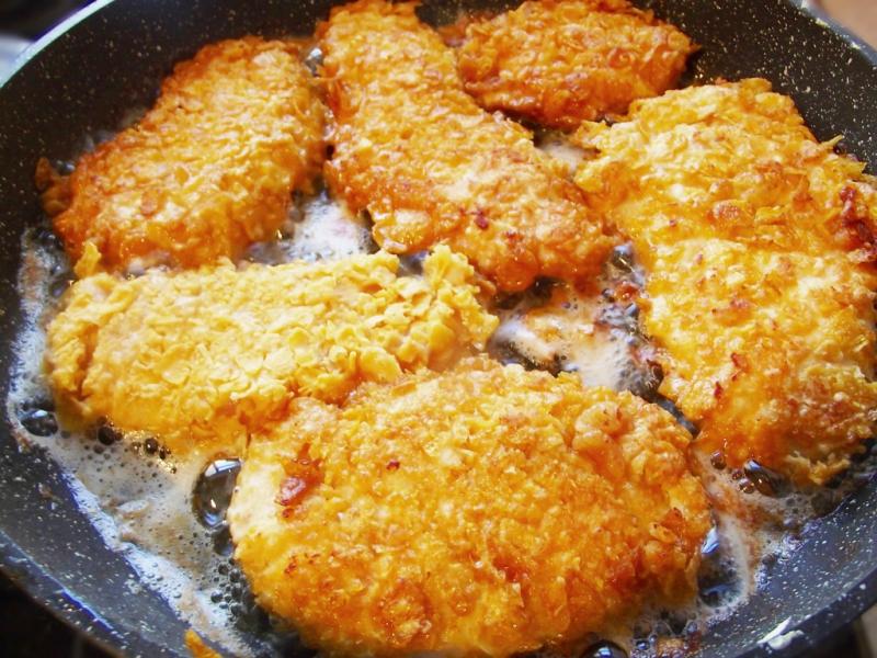 Șnițele de pui în crustă crocantă din fulgi de porumb cu muștar