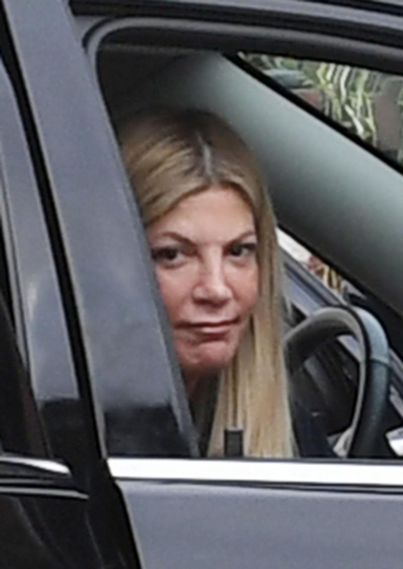 Tori Spelling, sfâșiată de moartea lui Luke Perry! Actrița, surprinsă în timp ce plângea în mașină