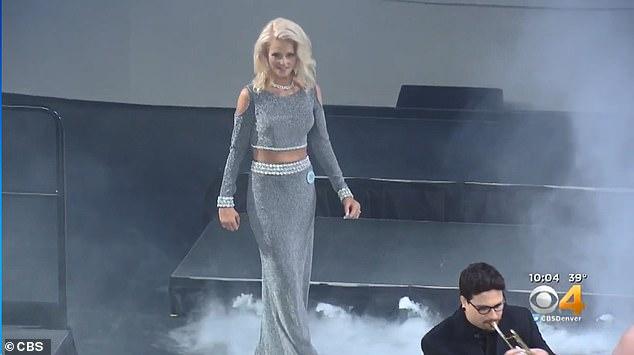 Și-a îndeplinit visul după 38 de ani! O femeie care a suferit arsuri pe 70 la sută din suprafața corpului a defilat pe podium