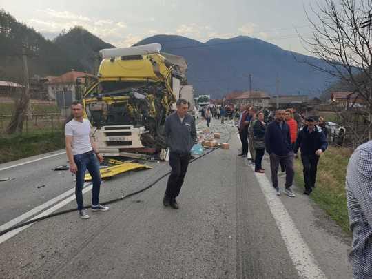 Dezastru pe o șosea din Vâlcea! Două TIR-uri s-au ciocnit frontal! Unul, care transporta mașini, s-a răsturnat - FOTO