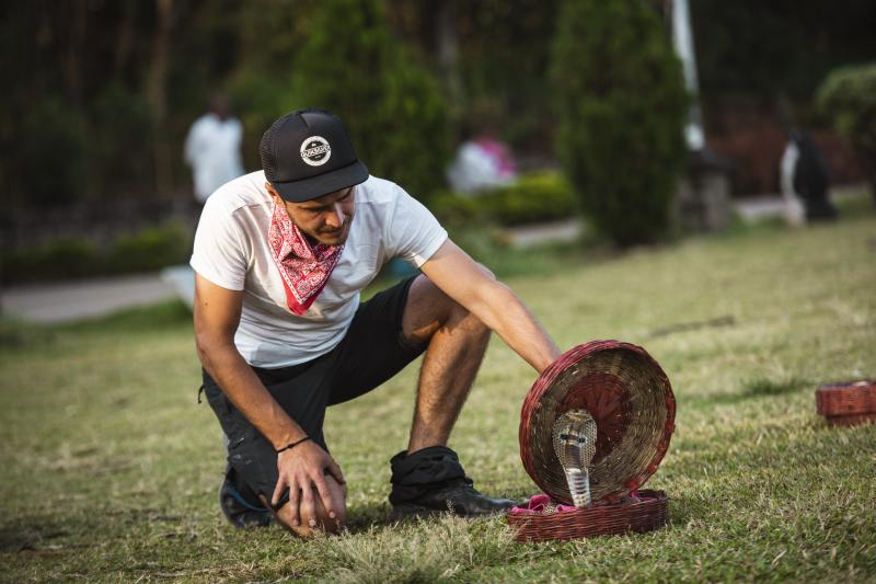 Lacrimi și adrenalină la „Asia Express”! Concurenții au trebuit să își bage mâinile în bălegar și să treacă de o cobră! Morodan a făcut o criză de zile mari