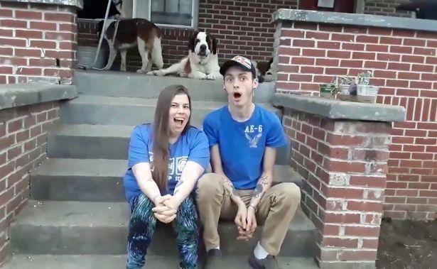 El are 18 ani, ea 39. Un adolescent vrea să se căsătorească cu mama celui mai bun prieten al său: „Singurul obstacol din calea noastră este divorțul meu”