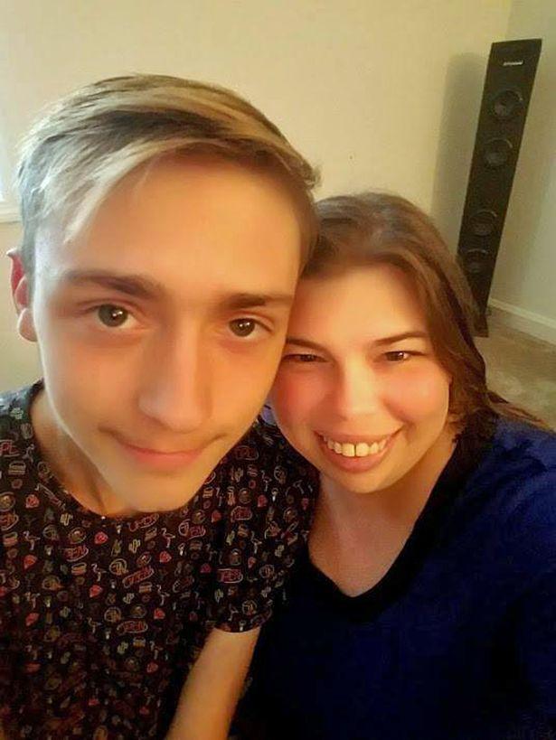 El are 18 ani, ea 39. Un adolescent vrea să se căsătorească cu mama celui mai bun prieten al său: „Singurul obstacol din calea noastră este divorțul meu”