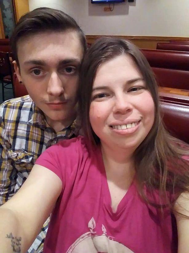 El are 18 ani, ea 39. Un adolescent vrea să se căsătorească cu mama celui mai bun prieten al său: „Singurul obstacol din calea noastră este divorțul meu”