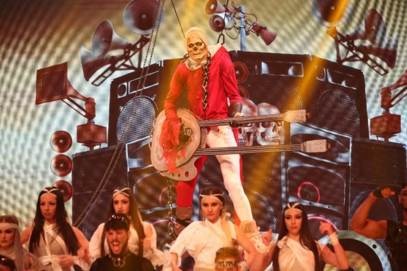 Ștefan cel Mare, un Ștrumf, un Eschimos, Omul-Gorilă, Mega-Robotul și un spectaculos Chitarist urcă diseară pe Scena misterelor