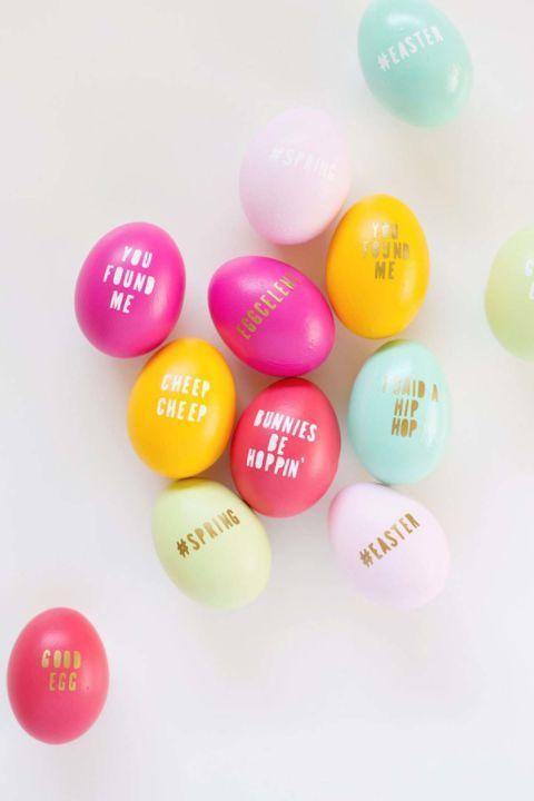 Modele de ouă roșii pentru masa de Paște. Ouăle cu mesaje, vedetele anului 2019