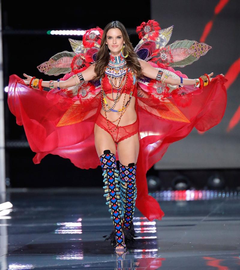 Alessandra Ambrosio, de la fetița nesigură cu urechi mari, la supermodelul care face furori pe catwalk! Lucruri neștiute despre îngerașul ”Victoria’s Secret”