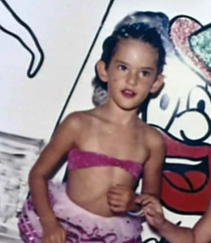Alessandra Ambrosio, de la fetița nesigură cu urechi mari, la supermodelul care face furori pe catwalk! Lucruri neștiute despre îngerașul ”Victoria’s Secret”