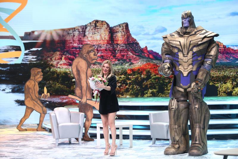 Ștrumful de la psiholog, scheletul cu chitară în flăcări și mega robotul Thanos! Ce personaje au făcut spectacol la „Scena misterelor”