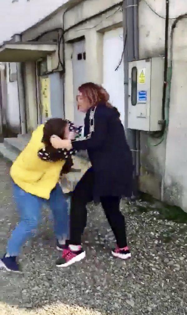 Bătaie în școală, filmată cu mobilul și pusă pe Facebook, la Botoșani. Una dintre eleve și-a lovit o colegă cu pumnii și picioarele