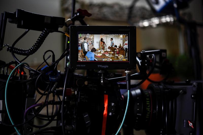 Cine se află în spatele serialului de comedie „Liber ca pasărea cerului”,  care începe duminică, 21 aprilie, la Antena 1