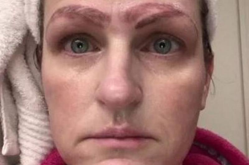 O femeie a vrut să-și tatueze sprâncenele, dar a fost imediat părăsită de iubit! Cum a apărut acasă