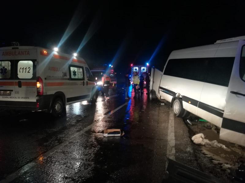 Plan roșu de intervenție! Accident grav la Iași: opt persoane au ajuns la spital după ce două microbuze s-au ciocnit