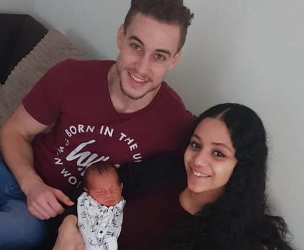 A născut în baie, deși nu știa că este însărcinată! „Mă durea abdomenul și mă filmam în oglindă, când i-am văzut o parte din cap”