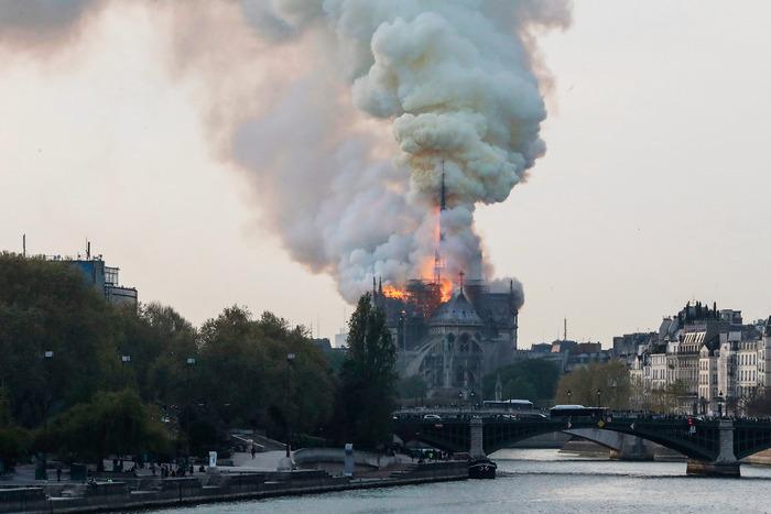 UPDATE! Prima reacţie a reprezentanţilor Bisericii Ortodoxe Române, după ce Catedrala Notre-Dame a luat foc: "Când arde simbolul, totul se ruinează"