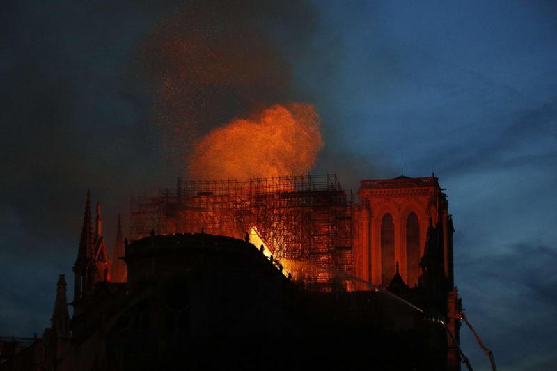 UPDATE! Prima reacţie a reprezentanţilor Bisericii Ortodoxe Române, după ce Catedrala Notre-Dame a luat foc: "Când arde simbolul, totul se ruinează"
