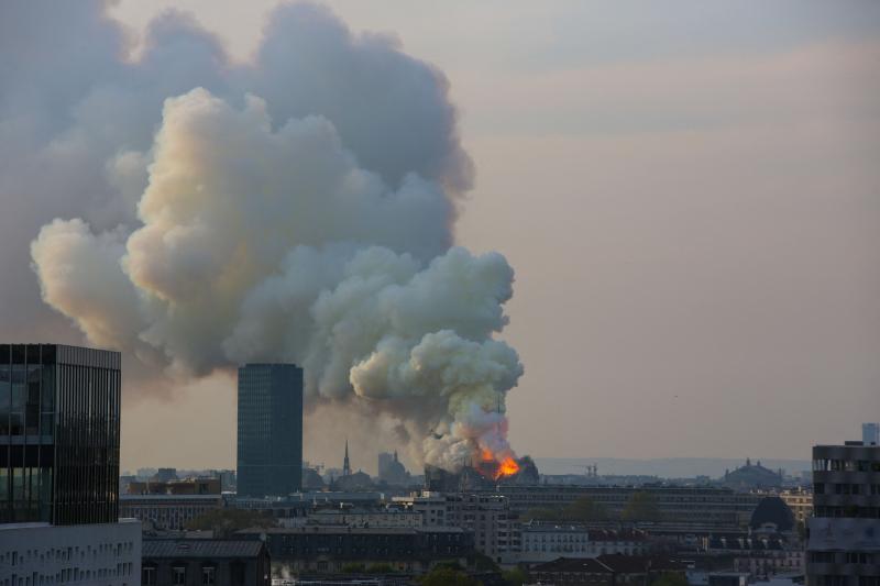 Doamne, ce tragedie! Catedrala NOTRE-DAME a ars! Doreii au dat foc la 800 de ani de istorie!