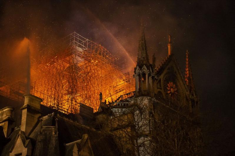 Cauza incendiului devastator de la Notre Dame: De ce a fost atât de greu să stingă flăcările