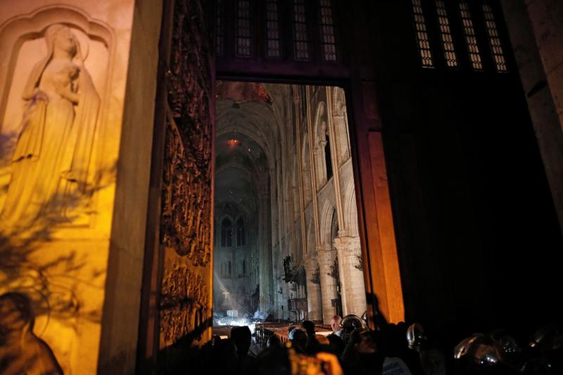 Primele imagini din interiorul Catedralei Notre Dame, după ce a fost mistuită de un incendiu devastator. Galerie foto impresionantă