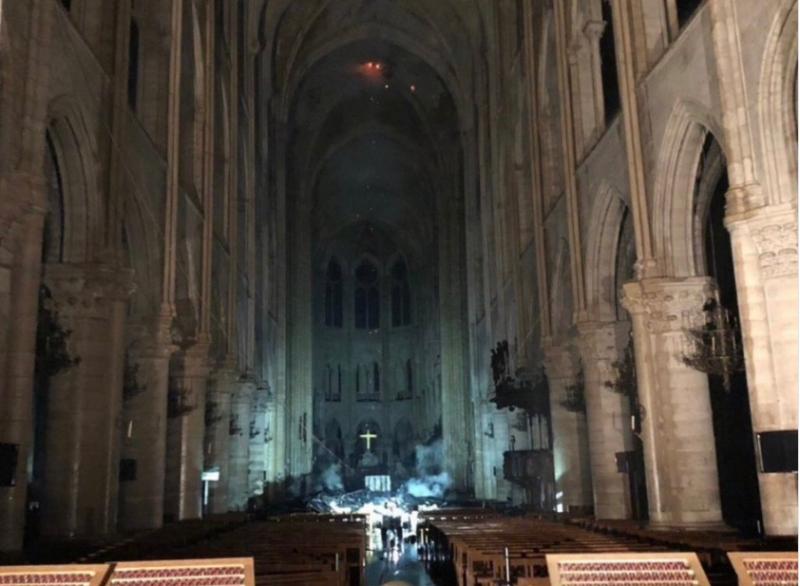 Privește și te cutremură! Minune de Paște în catedrala Notre Dame! A sfidat flăcările și a emis o lumină divină! „Aici este Dumnezeu” - Foto