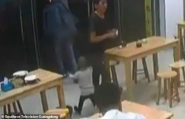 Un tată și-a lăsat fiica garanție la restaurant pentru că nu avea bani să plătească mâncarea! Video