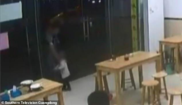 Un tată și-a lăsat fiica garanție la restaurant pentru că nu avea bani să plătească mâncarea! Video