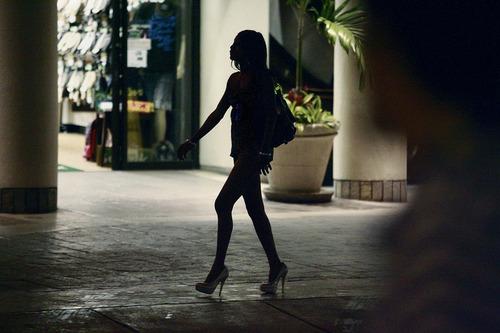 O femeie sexy l-a agățat noaptea pe stradă, dar apoi a urmat coșmarul! Un spray misterios l-a distrus! Ce a pățit bărbatul