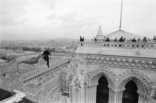 Ar fi putut deveni piftie! Momentul fabulos și uitat din istoria catedralei Notre Dame! Philippe Petit a mers pe sârmă, între turnuri - Galerie foto