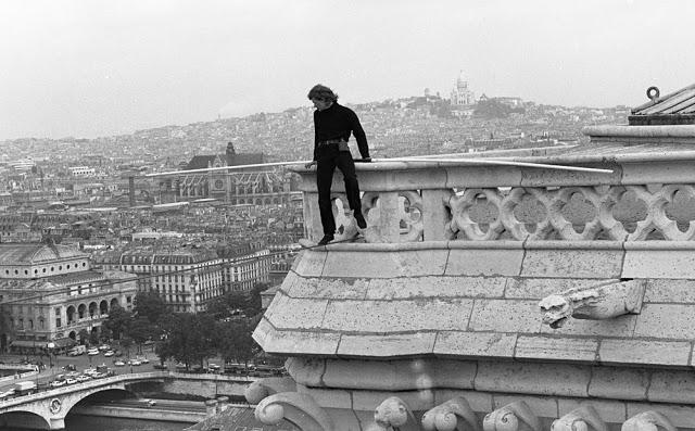 Ar fi putut deveni piftie! Momentul fabulos și uitat din istoria catedralei Notre Dame! Philippe Petit a mers pe sârmă, între turnuri - Galerie foto