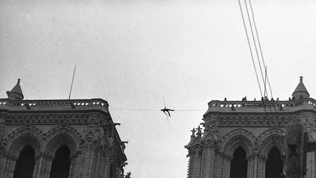 Ar fi putut deveni piftie! Momentul fabulos și uitat din istoria catedralei Notre Dame! Philippe Petit a mers pe sârmă, între turnuri - Galerie foto