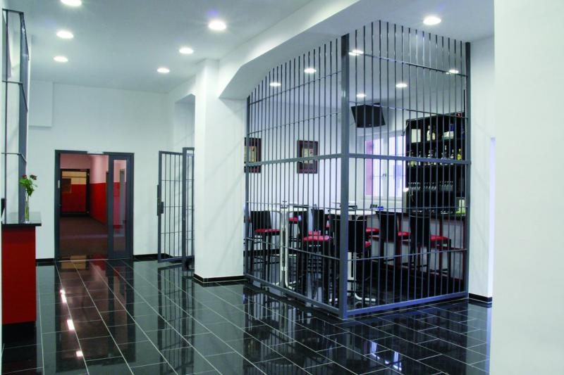 Cum au ajuns oamenii să plătească bani grei pentru a sta după gratii! Cele mai înspăimântătoare închisori au devenit hoteluri de lux