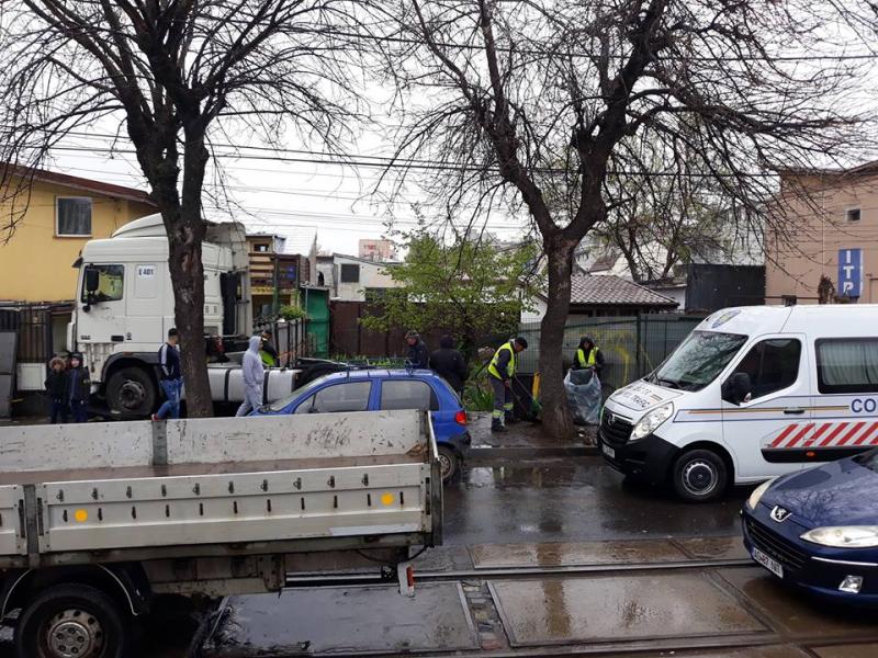 Un TIR a făcut prăpăd în București! A lovit mai multe mașini și imobile (FOTO)