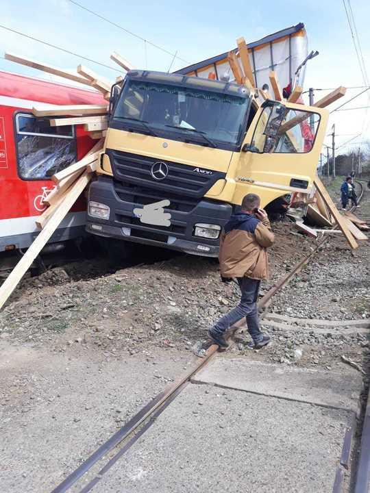 Accident teribil! Un tren a lovit un TIR, la Beclean! Echipajele au intervenit imediat (FOTO)