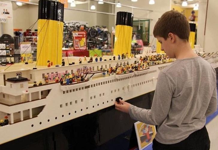 Un copil cu autism a construit din piese Lego cea mai impresionantă replică din lume a Titanicului