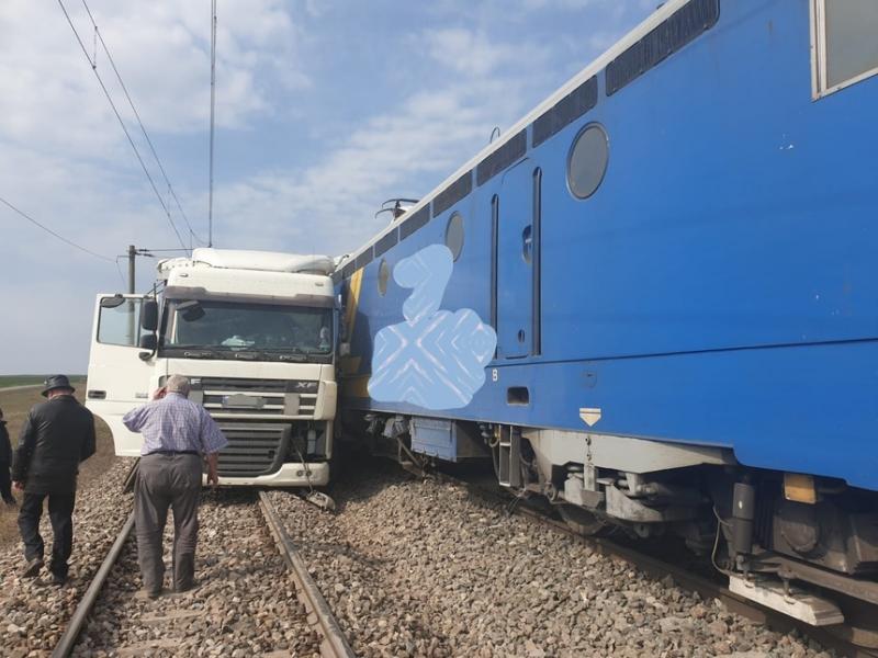 Accident cumplit în Ialomița! Locomotiva unui tren de marfă a deraiat, după ce a lovit un TIR - Foto