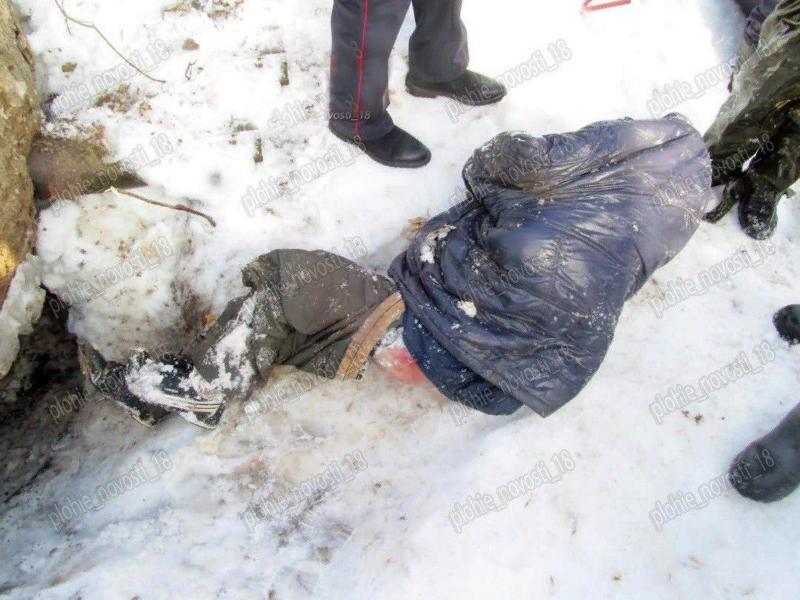 Cadavrul mumificat al unui bărbat a fost descoperit &icirc;n b&acirc;rlogul unui urs! Imagini șocante din timpul operațiunii de recuperare