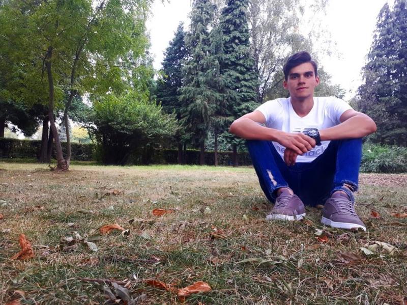 El e Flavius și a învățat pe câmp, în timp ce stătea cu vitele la păscut. A fost admis la Academia Forțelor Aeriene cu nota maximă